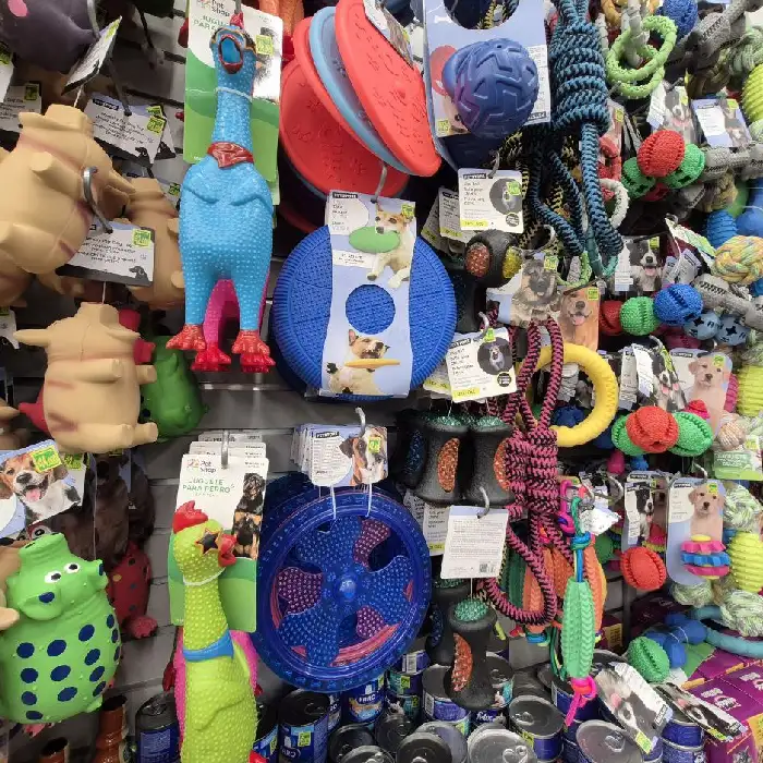 Juguetes para mascotas en Dollarcity